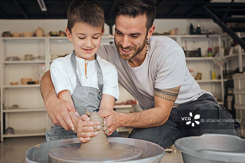 传授陶艺技巧图片素材