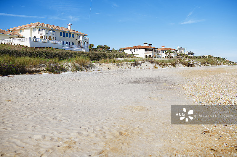 海滩边的假日别墅图片素材