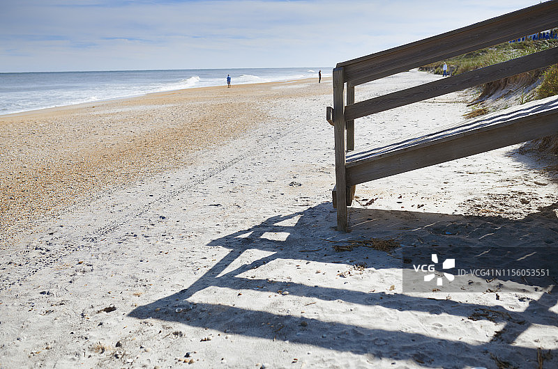 海滩旁的木制走道，有难以辨认的路人图片素材