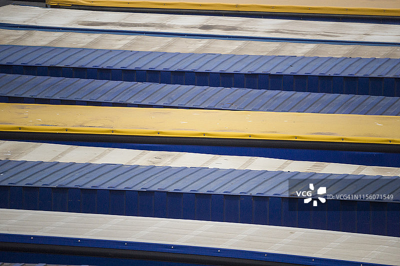 在意大利巴里港等待装载到渡轮上的半挂车图片素材