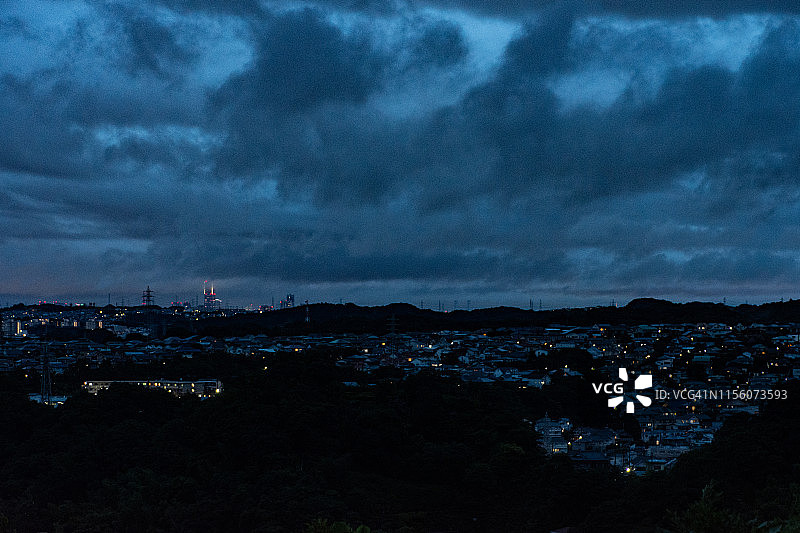 日本住宅区与市中心的雨云图片素材