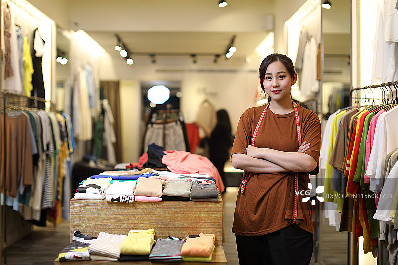 服装店里的年轻女店主，肖像照图片素材