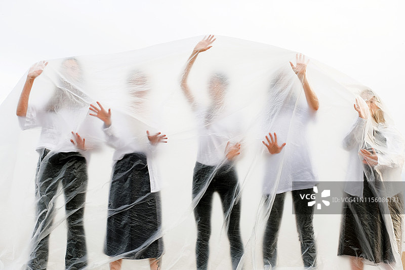 半透明面纱后黑白着装的人们剪影图片素材