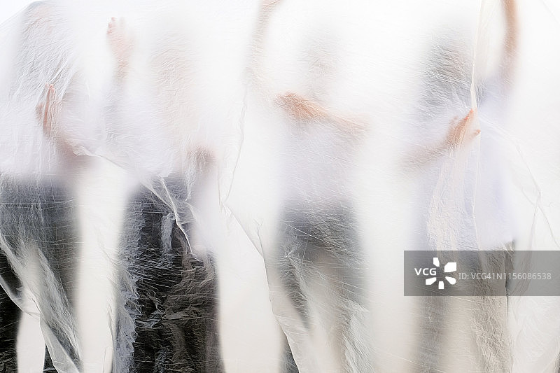 半透明面纱后黑白着装的人们剪影图片素材