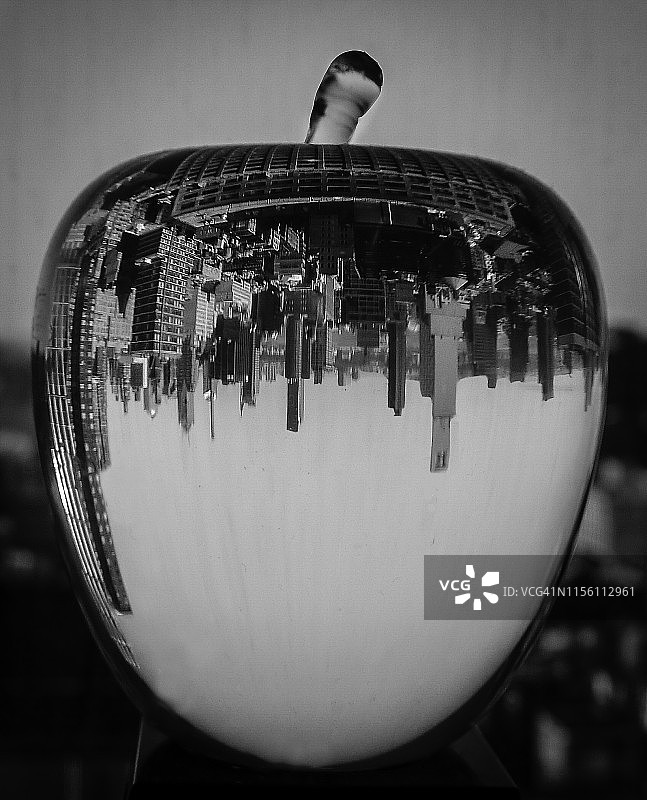 透过水晶苹果看纽约市天际线图片素材
