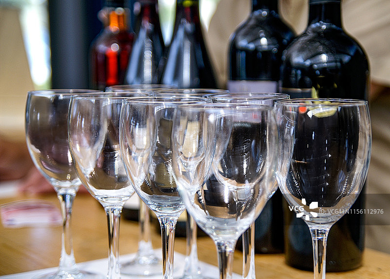 准备好品酒的葡萄酒瓶和酒杯图片素材