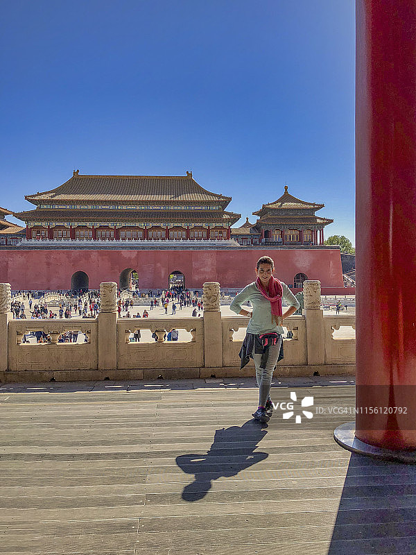 女人从太和门内向紫禁城入口摆姿势图片素材