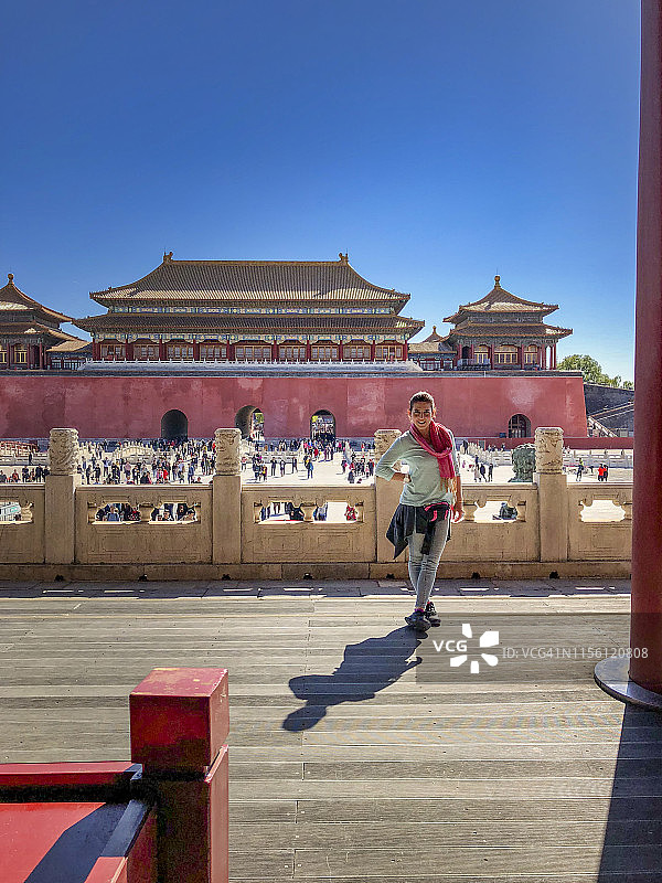 游客从太和门内向故宫入口处摆姿势图片素材