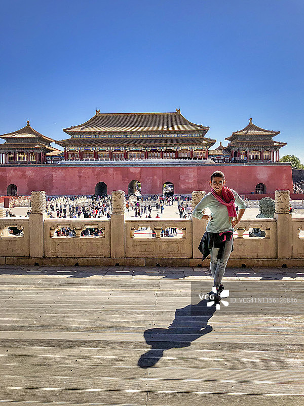游客从太和门内向故宫入口处摆姿势图片素材