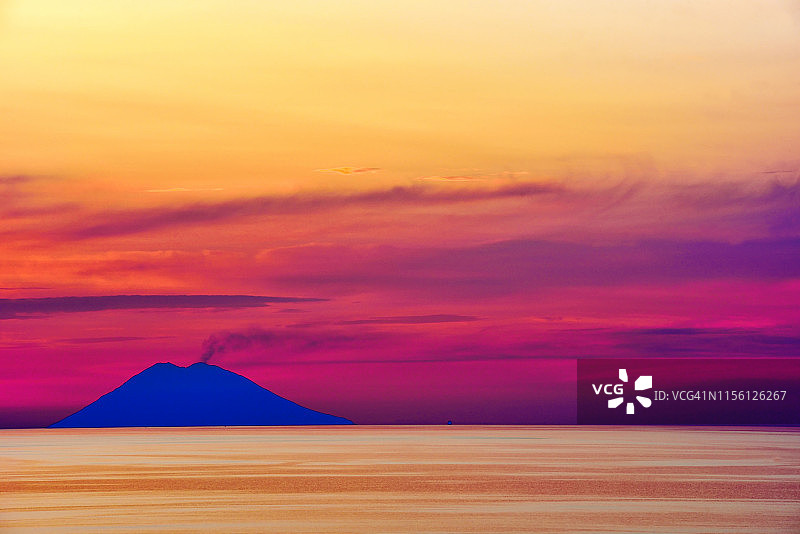 斯特龙博利火山日落图片素材