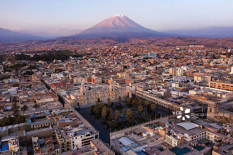 米斯蒂火山前的阿雷基帕日落图片素材