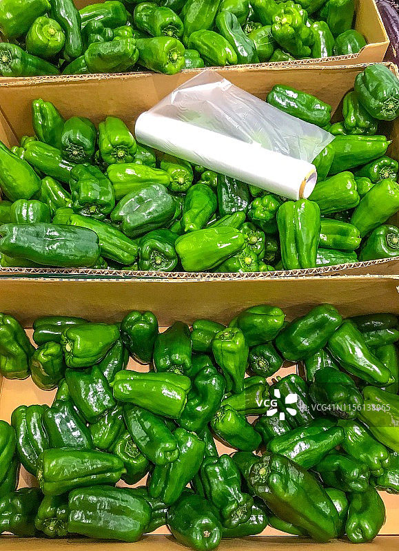 横滨绿色食品店纸板箱里堆放的青椒图片素材