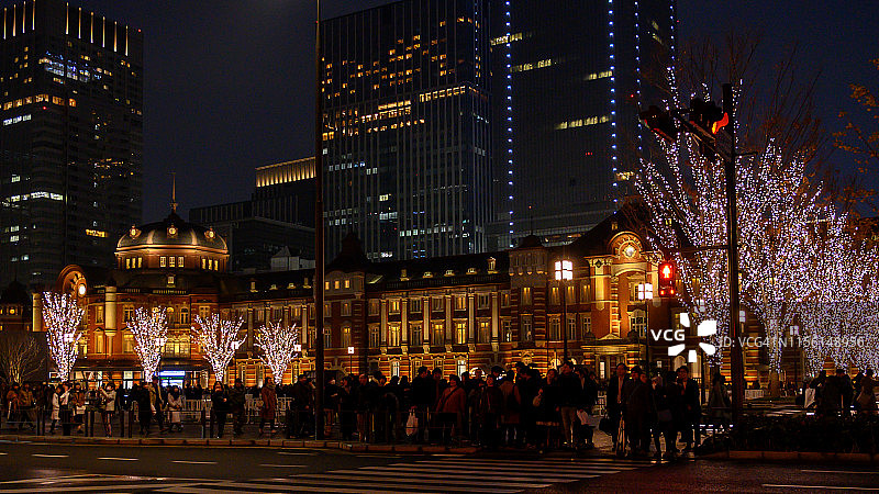 东京站前的夜景图片素材