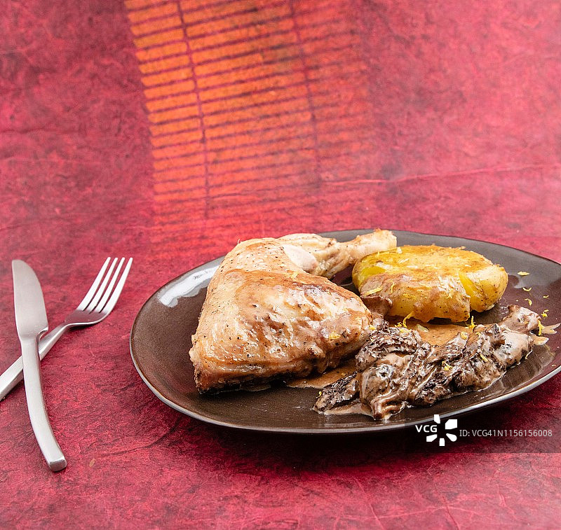 鸡肉、土豆和羊肚菌图片素材