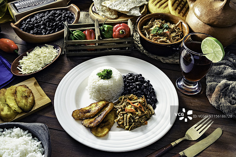 委内瑞拉传统食物：克里奥尔帕贝隆配玉米饼图片素材