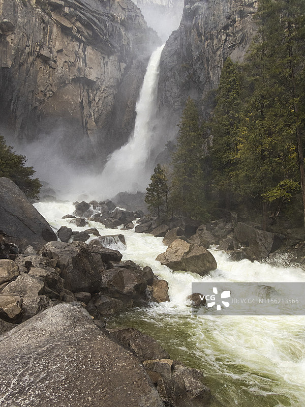 优胜美地国家公园下优胜美地瀑布观景点垂直径流图片素材