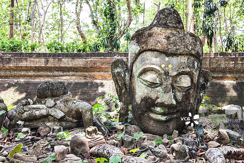 泰国清迈乌蒙寺的佛像头部残骸图片素材