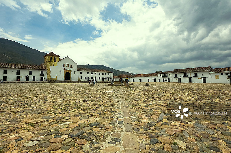 哥伦比亚博亚卡省维拉德莱瓦旧殖民城镇的马约尔广场和罗萨里奥圣母教堂图片素材