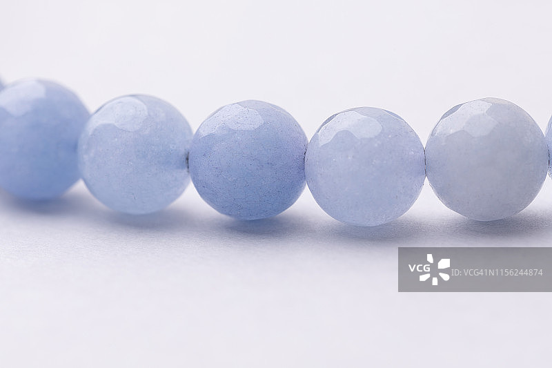 浅蓝色圆形珠子串，珠宝工艺概念背景图片素材