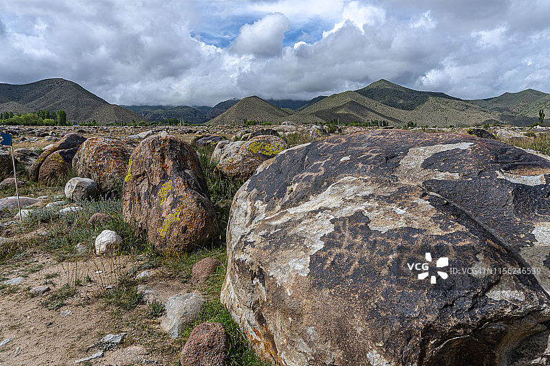 吉尔吉斯斯坦乔尔蓬阿塔市的手绘岩石图片素材