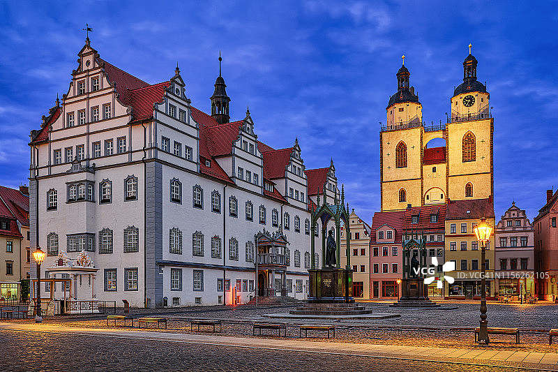 德国路德城维滕贝格市集广场、文艺复兴市政厅及马丁·路德和菲利普·墨兰顿纪念碑图片素材