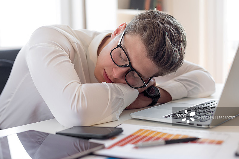 他的工作表现一落千丈图片素材