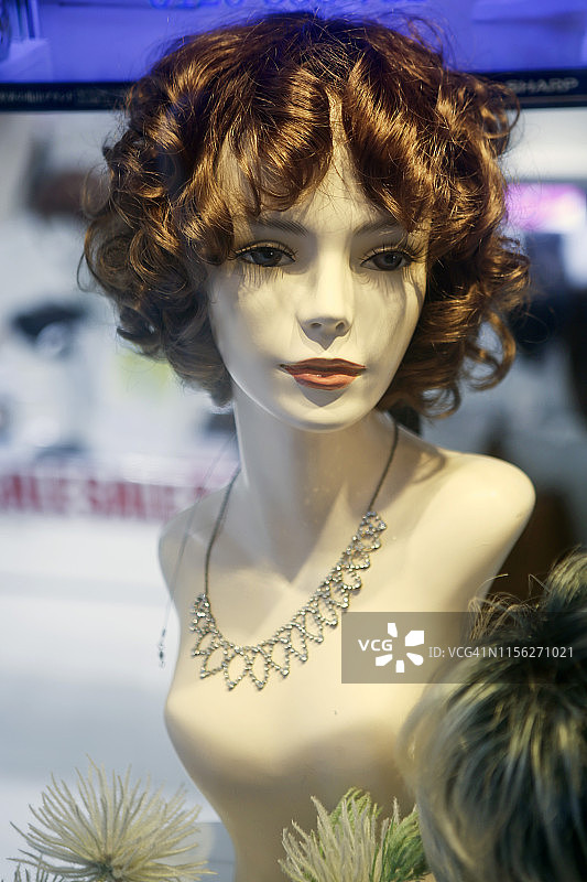 像人体模型头部一样迷人的美丽女性戴着假发图片素材