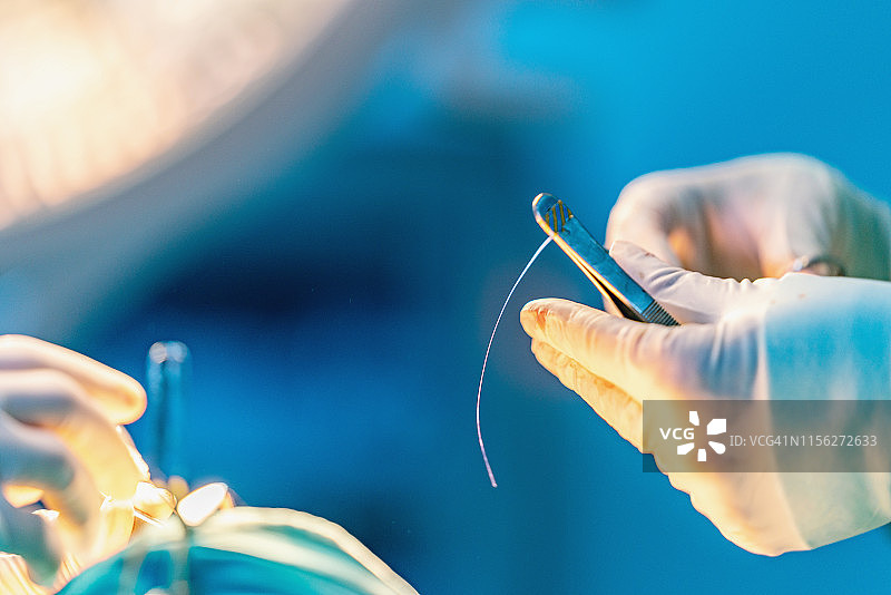 外科医生在做鼻整形手术缝合特写图片素材