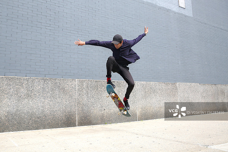 千禧一代男子在纽约街头玩滑板图片素材