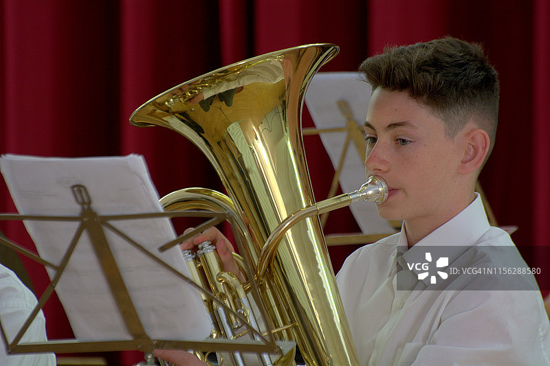 在音乐会上演奏优风号的青少年图片素材