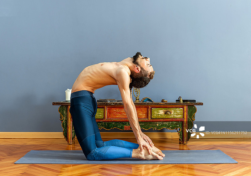 男人做瑜伽骆驼式图片素材