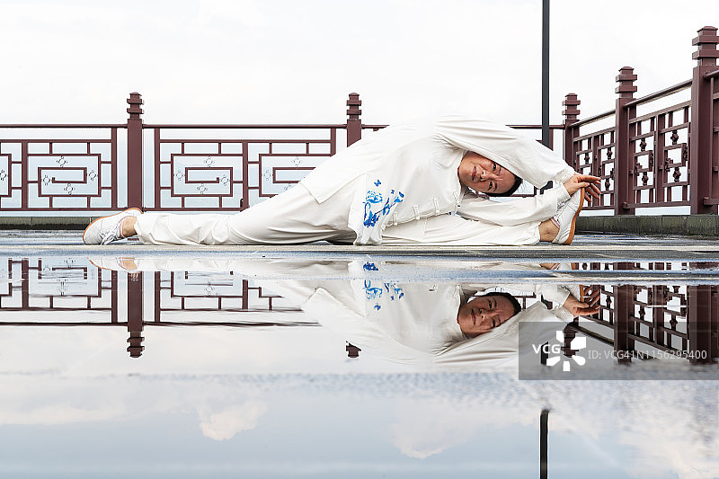 练习太极拳的亚洲女性图片素材