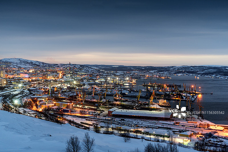 日落时分的摩尔曼斯克港口图片素材