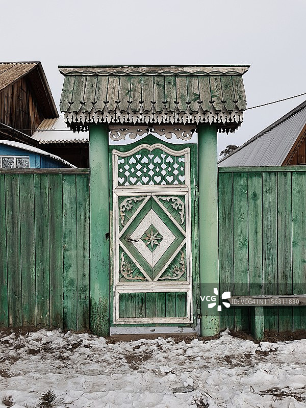 奥利洪岛胡日尔街道上的绿门，贝加尔湖图片素材