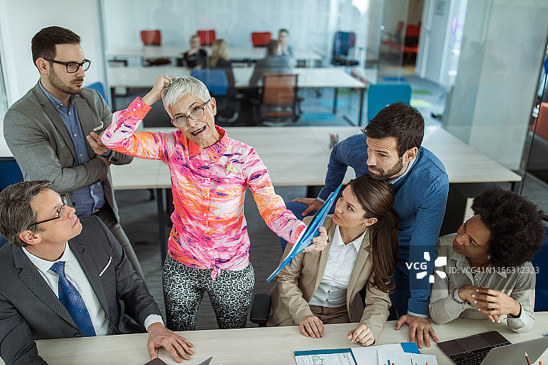 正在开会和撰写报告的女商人图片素材