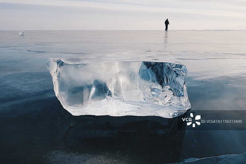 冬季贝加尔湖上的纯净冰块图片素材