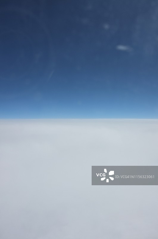 厚厚的白色云层鸟瞰，垂直视角图片素材