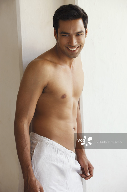 穿白色裤子的男人图片素材