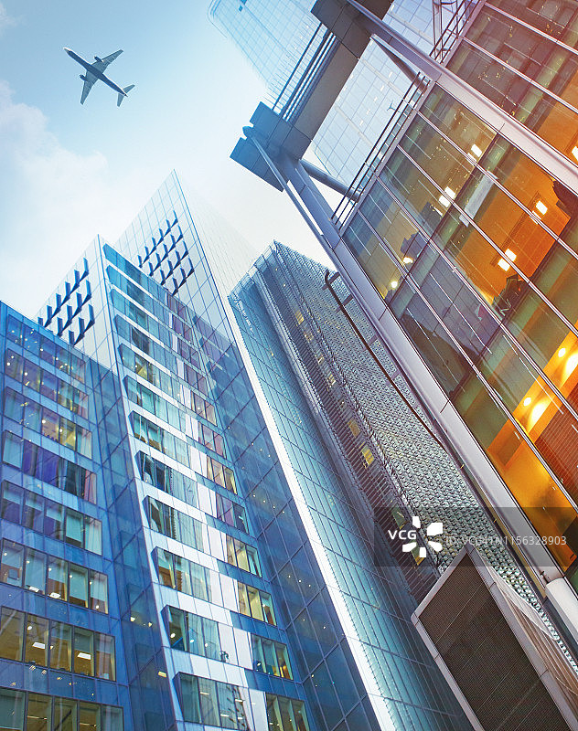 企业城市摩天大楼和天空中的飞机图片素材