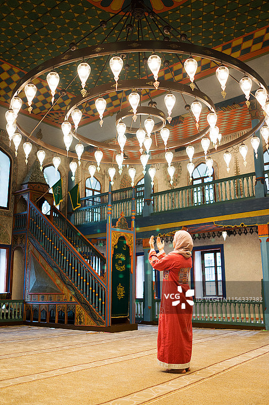 正在祈祷的穆斯林妇女图片素材