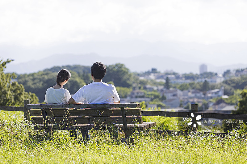 长椅上的一对情侣图片素材