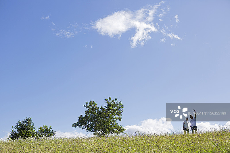 在山丘上拍照的情侣图片素材