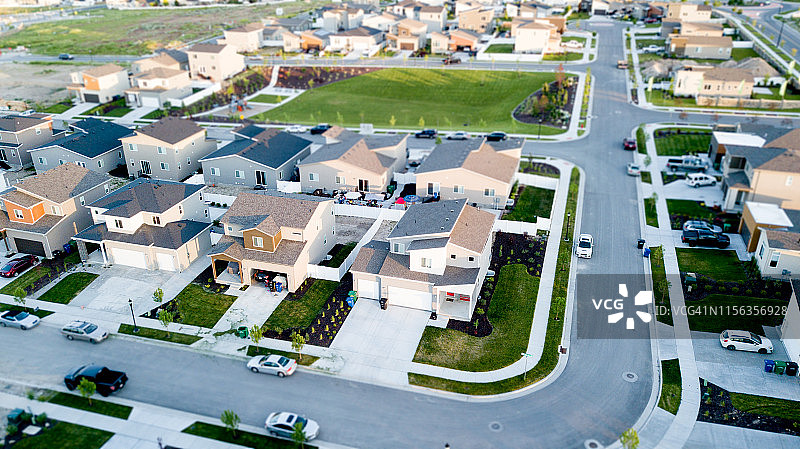 犹他州盐湖城住宅区的新建房屋和现有房屋的航拍图图片素材
