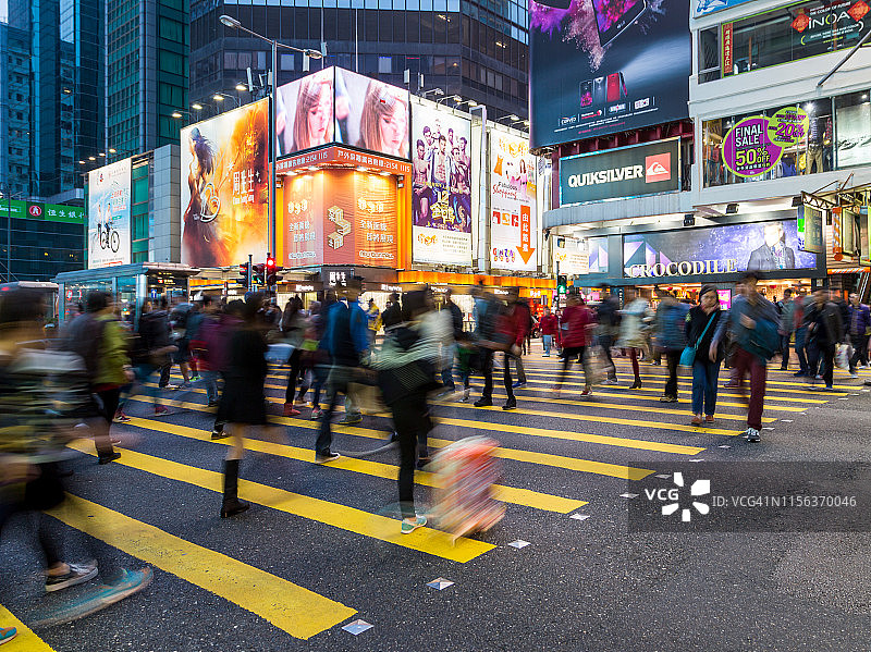 在香港街道上行走的人们图片素材