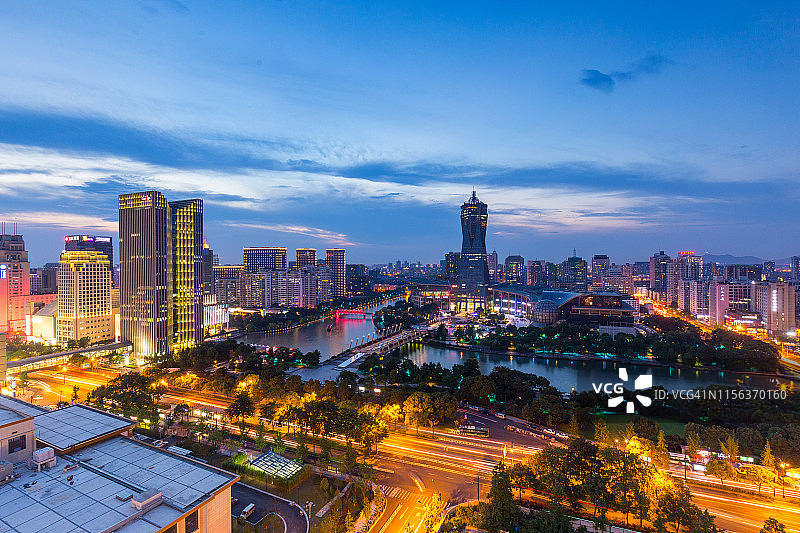 中国杭州日落时分的天际线图片素材
