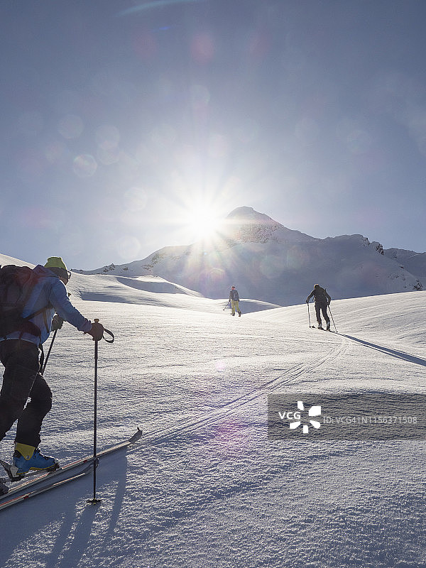 攀岩者攀登雪坡图片素材