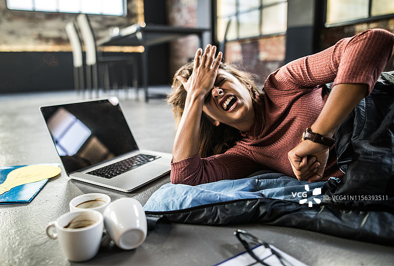 糟糕，睡过头了！图片素材