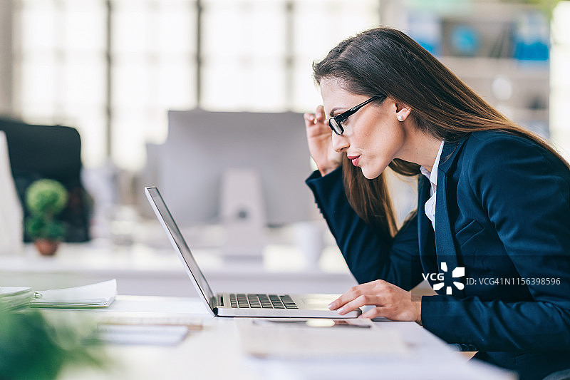 在办公室用电脑工作的女商人肖像图片素材