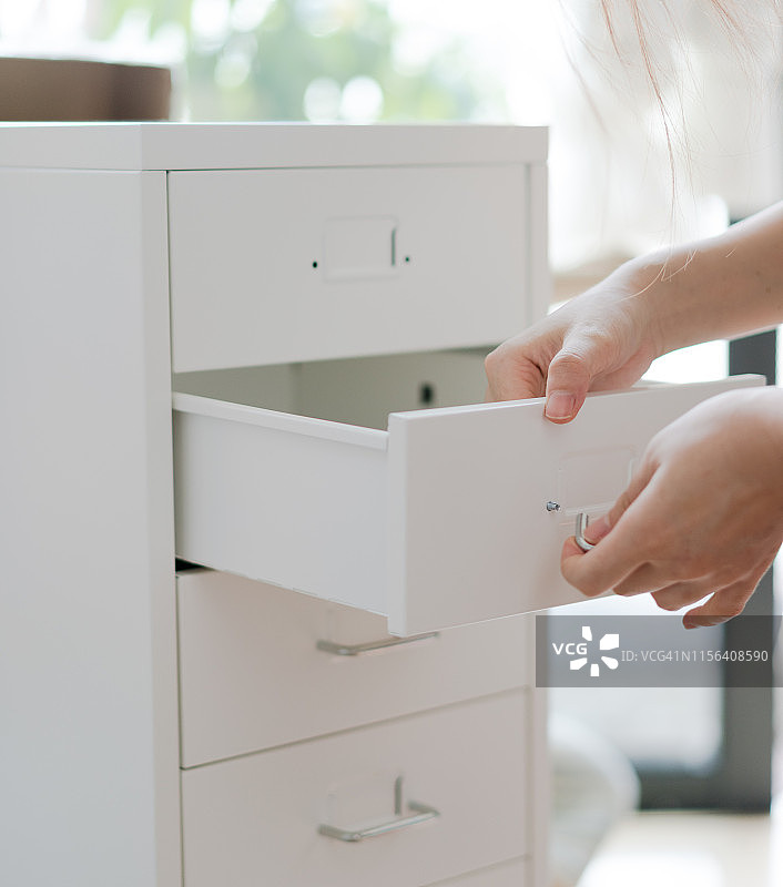 组装家具的亚洲女性图片素材