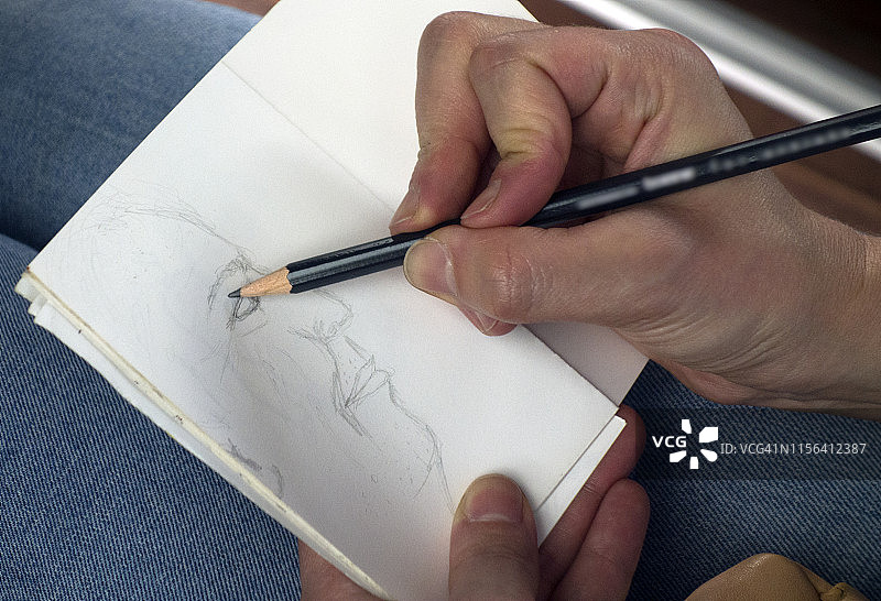 艺术家用纸笔素描男子图片素材